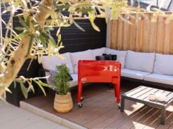 AXI Retro Cooler Rood - Koeler Met Wielen - 76L Inhoud - Koelbox Met Aftapkraan 26 AXI Retro Cooler Rood - Koeler Met Wielen - 76L Inhoud - Koelbox Met Aftapkraan -Outdoor Camping Winkel 1200x900 3