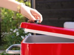AXI Retro Cooler Rood - Koeler Met Wielen - 76L Inhoud - Koelbox Met Aftapkraan 29 AXI Retro Cooler Rood - Koeler Met Wielen - 76L Inhoud - Koelbox Met Aftapkraan -Outdoor Camping Winkel 1200x900 4